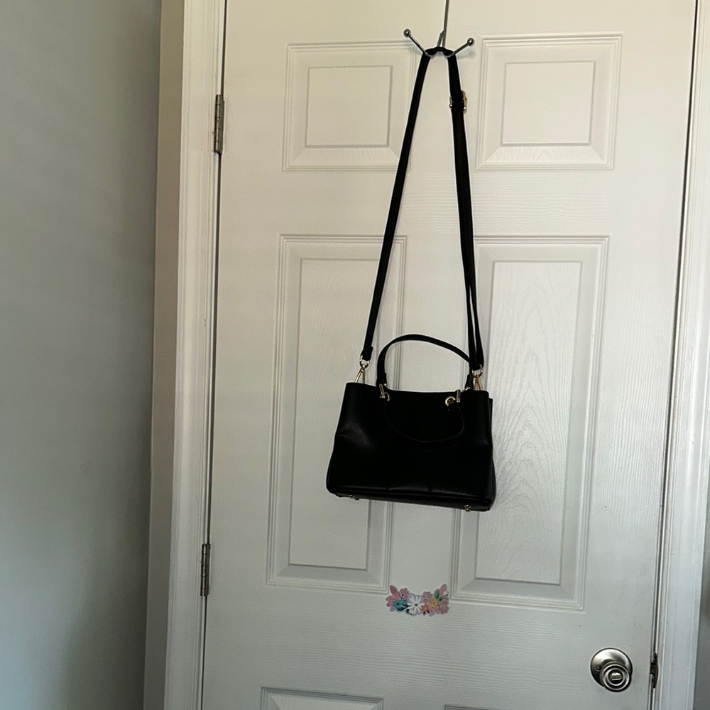 Classic Black Shoulder Bag with Structured Design